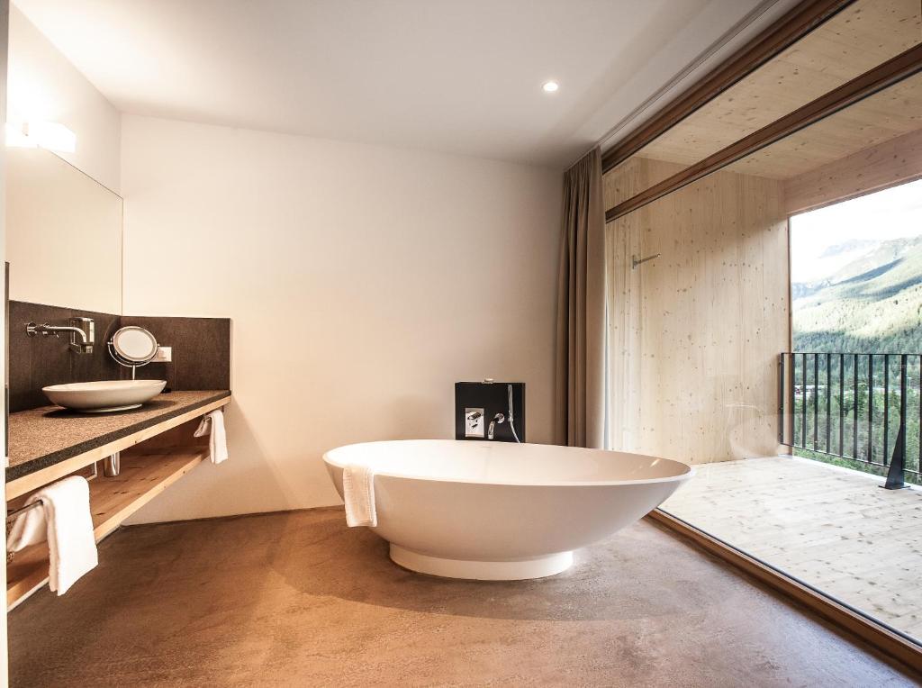 Hotel Arnica Scuol - Adults Only Extérieur photo